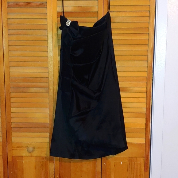 Beautiful NWOT black formal dress with boning. Size 20 plus - Picture 2 of 9